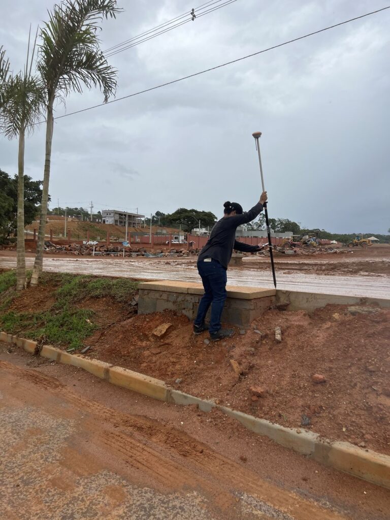 Topógrafo da Halltek medindo terreno com GNSS RTK